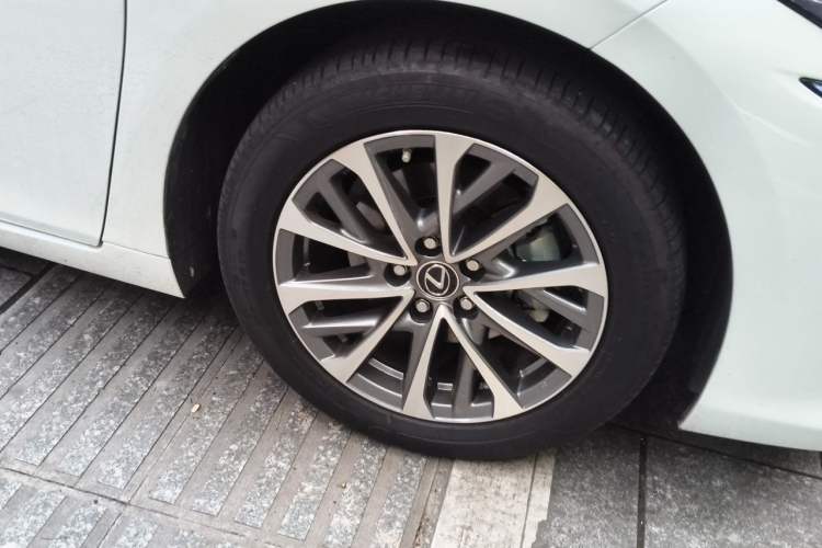 Used Lexus ES 2025 300h Deluxe Edition Right Front Wheel Hub