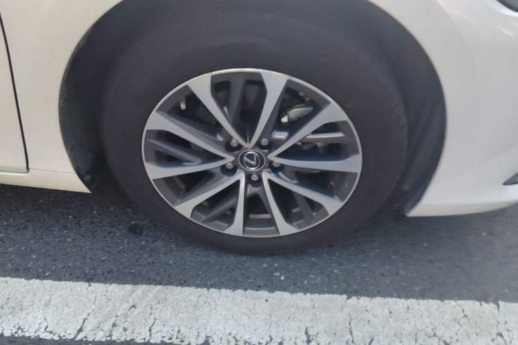 Used Lexus ES 2025 200 Premium Edition Right Front Wheel Hub