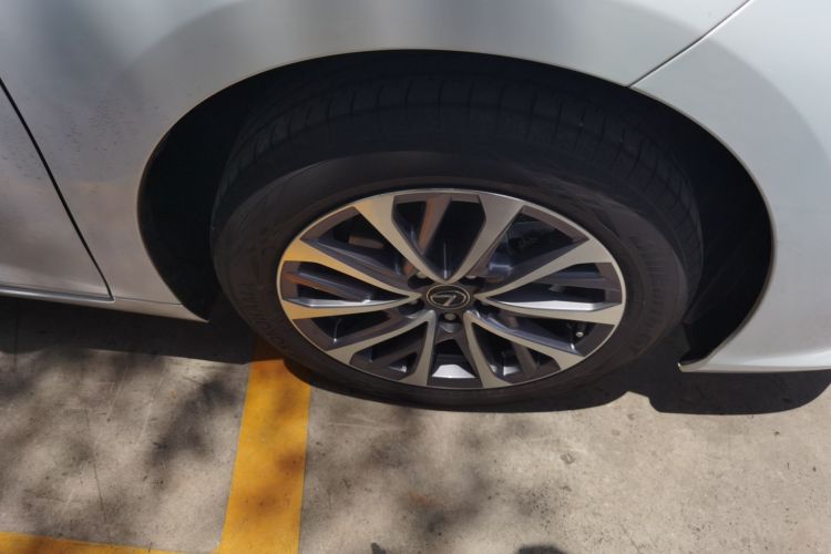 Used Lexus ES 2025 200 Premium Edition Right Front Wheel Hub