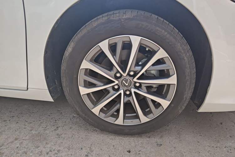 Used Lexus ES 2025 200 Premium Edition Right Front Wheel Hub