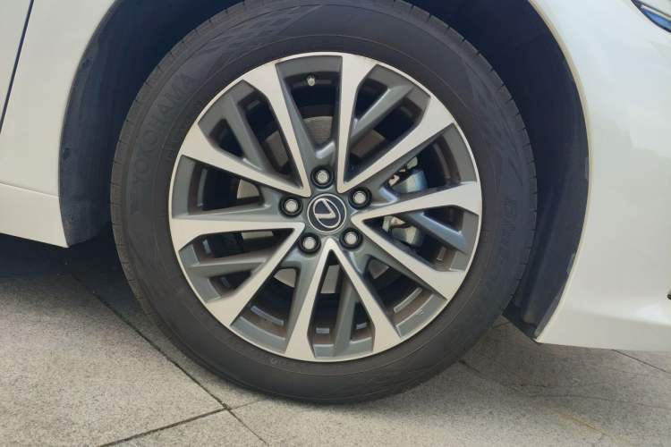 Used Lexus ES 2025 200 Premium Edition Right Front Wheel Hub
