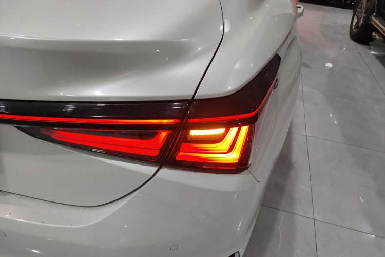 Used Lexus ES 2025 200 Premium Edition Right Rear Taillight