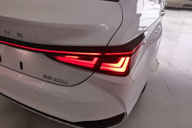 Used Lexus ES 2025 200 Premium Edition Right Rear Taillight