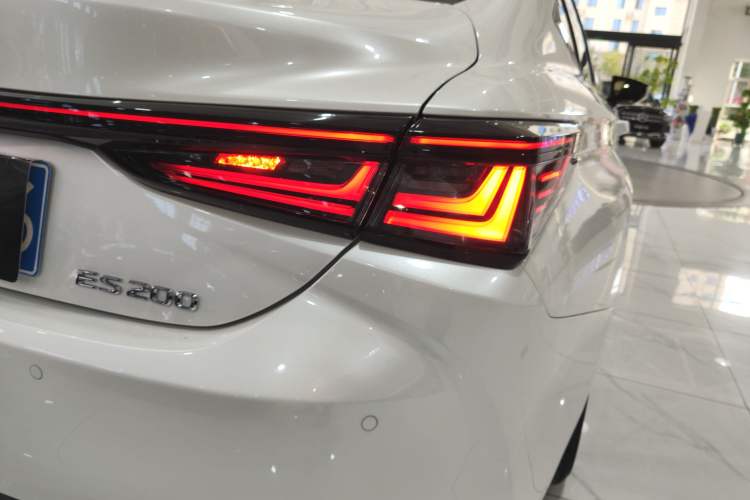 Used Lexus ES 2025 200 Premium Edition Right Rear Taillight