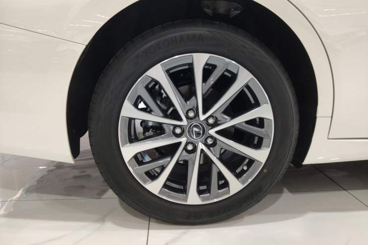 Used Lexus ES 2025 200 Premium Edition Right Rear Wheel Hub