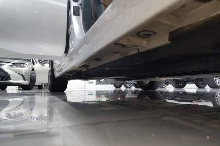 Used Lexus ES 2025 200 Premium Edition Right Side Sill