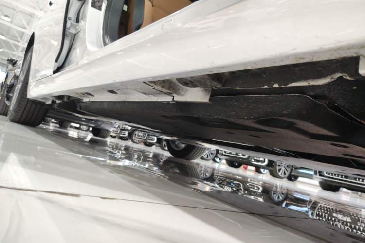 Used Lexus ES 2025 200 Premium Edition Right Side Sill