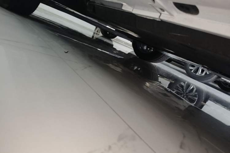 Used Lexus ES 2025 200 Premium Edition Right Side Sill