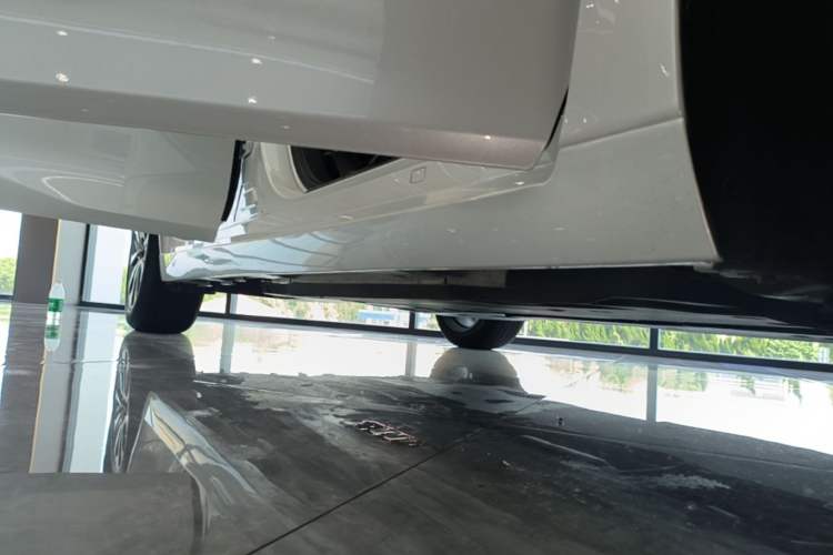 Used Lexus ES 2025 200 Premium Edition Right Side Sill