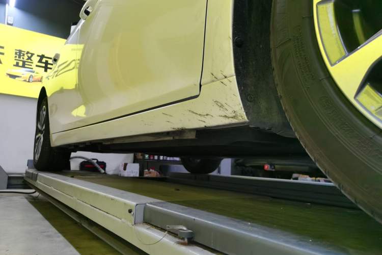 Used Lexus ES 2025 200 Premium Edition Right Side Sill
