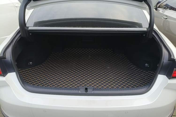 Used Lexus ES 2025 200 Premium Edition Trunk