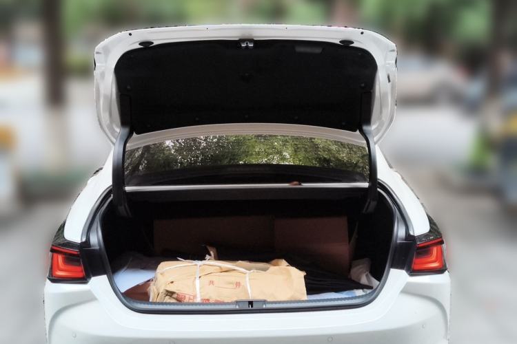 Used Lexus ES 2025 300h Deluxe Edition Trunk