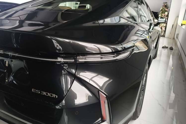 Used Lexus ES 2026 Model 300h Base Version Exterior 1