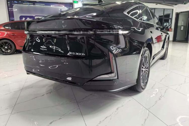 Used Lexus ES 2026 Model 300h Base Version Exterior 3