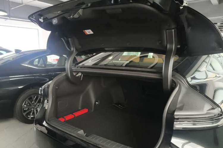 Used Lexus ES 2026 Model 300h Base Version Trunk