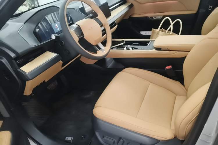 Used Lexus ES 2026 Model 300h Base Version Left Front Seat