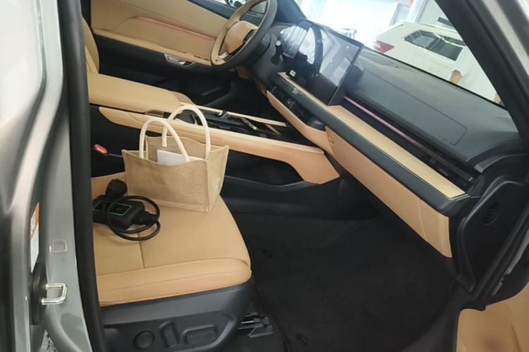 Used Lexus ES 2026 Model 300h Base Version Right Front Seat