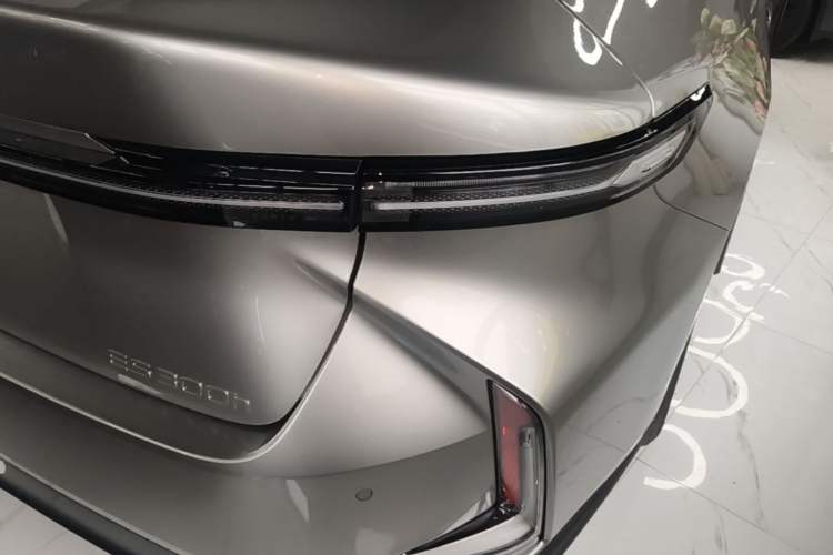 Used Lexus ES 2026 Model 300h Base Version Right Rear Taillight