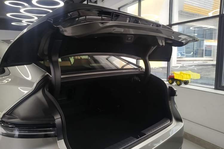 Used Lexus ES 2026 Model 300h Base Version Trunk