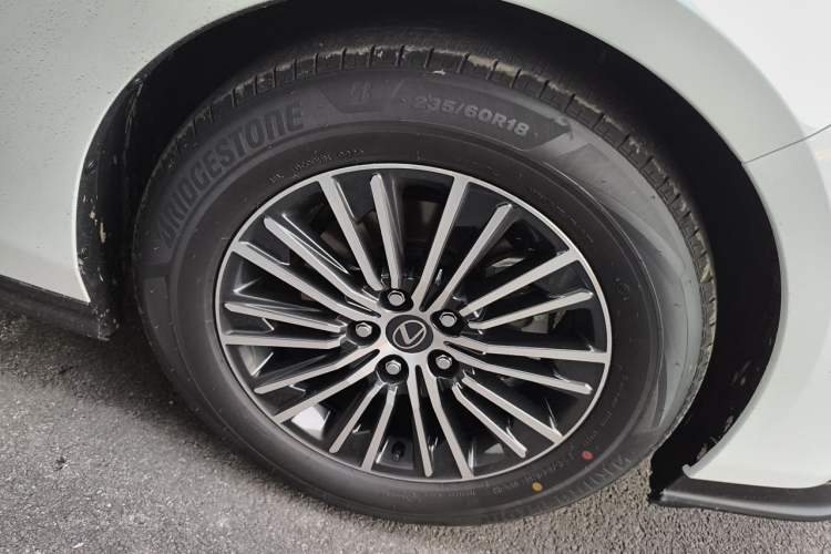 Used Lexus ES 2026 Model 300h Base Version Right Front Wheel Hub