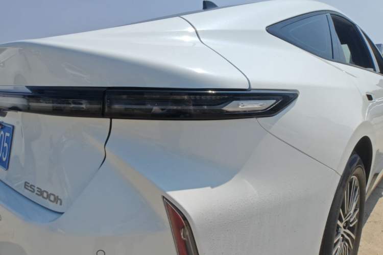 Used Lexus ES 2026 Model 300h Base Version Right Rear Taillight