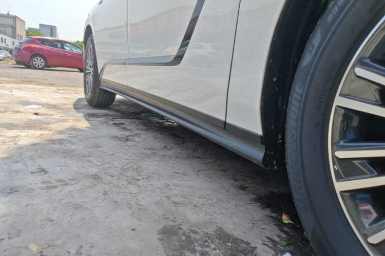 Used Lexus ES 2026 Model 300h Base Version Right Side Sill