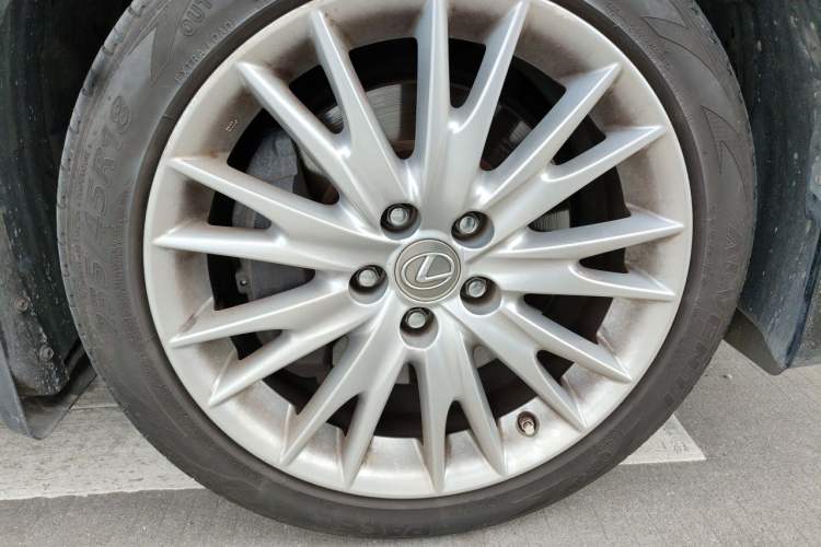 Used Lexus GS 2012 350 Luxury All-Wheel-Drive Version Right Front Wheel Hub
