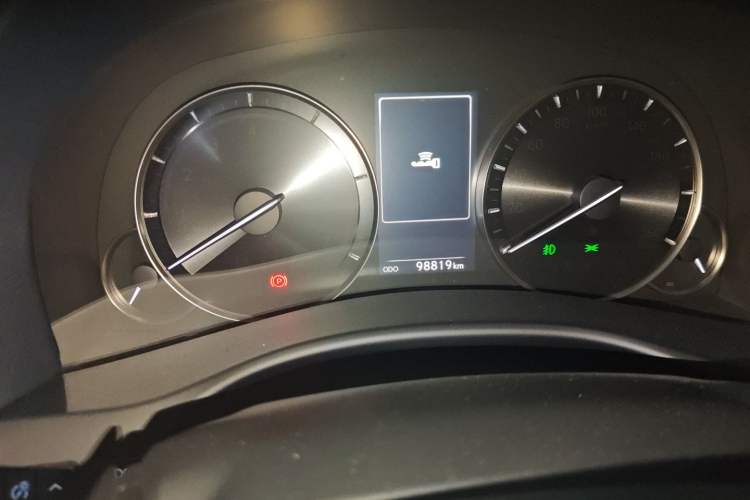 Used Lexus GS 2016 300h Premier Edition Odometer Close Up