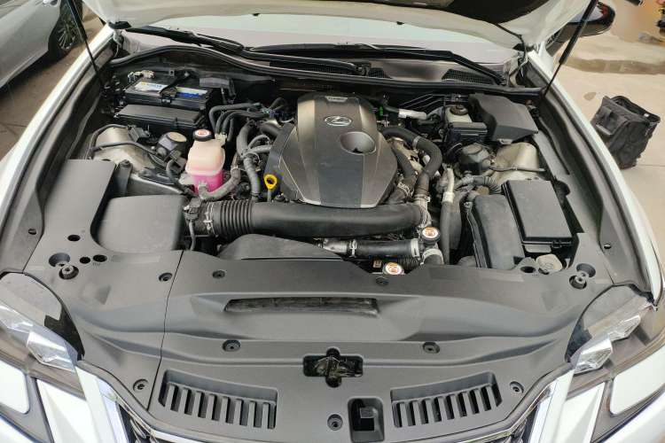 Used Lexus GS 2017 300 F SPORT Engine Bay