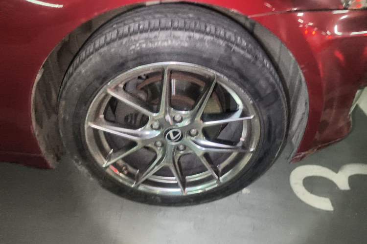 Used Lexus IS  Right Front Wheel Hub