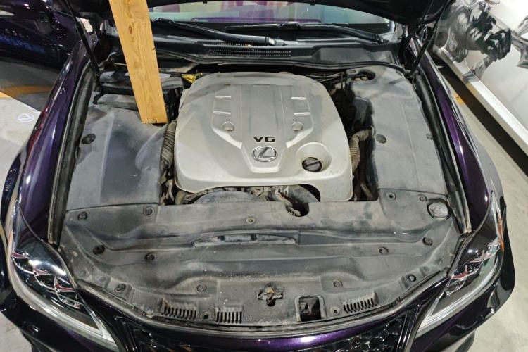 Used Lexus IS 2009 300C Engine Bay