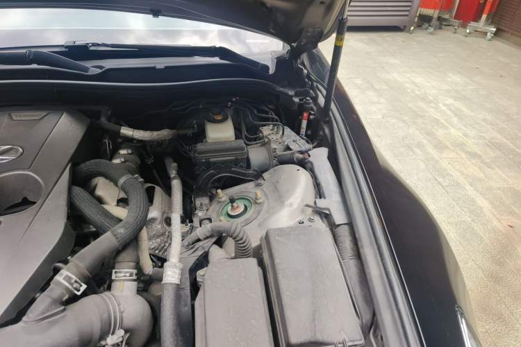 Used Lexus IS 2015 200t F SPORT Engine Bay Left