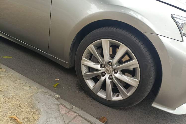 Used Lexus IS 2015 200t F SPORT Right Front Wheel Hub