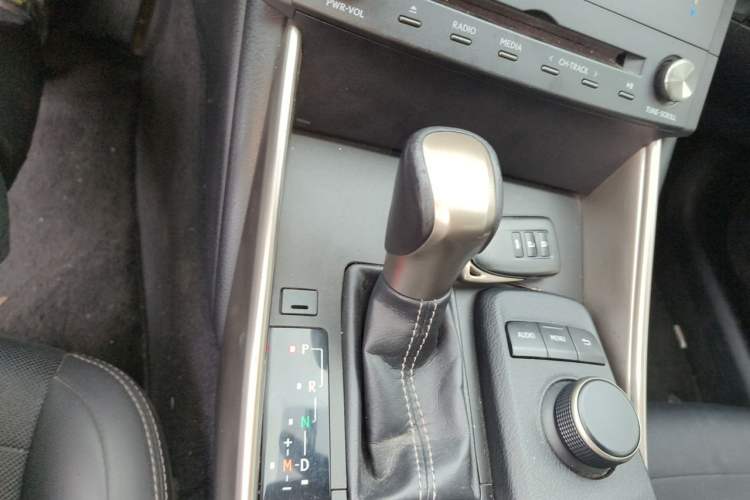 Used Lexus IS 2015 200T Leading Edition Gear Lever
