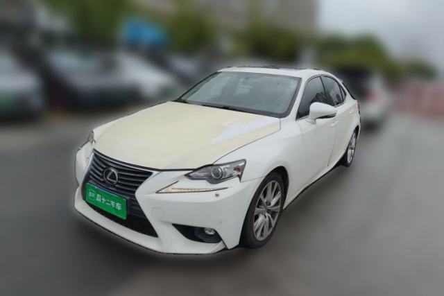 Lexus IS 2015 200T Leading Edition مستعملة