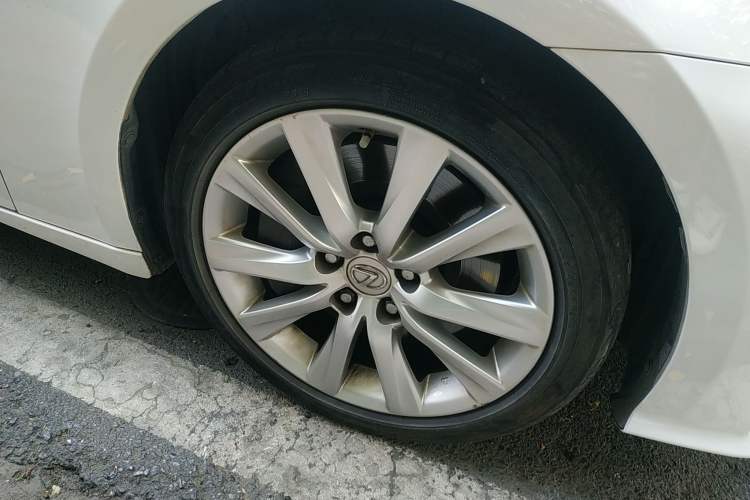 Used Lexus IS 2015 200t F SPORT Right Front Wheel Hub