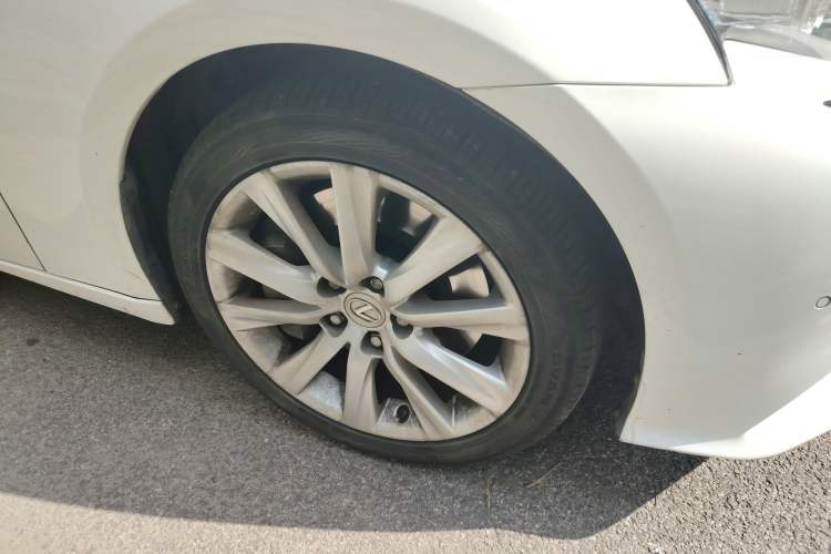 Used Lexus IS 2015 200t F SPORT Right Front Wheel Hub