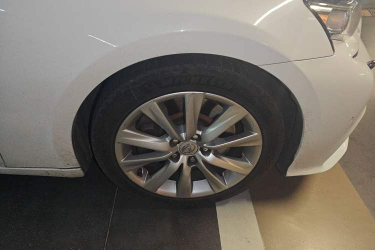 Used Lexus IS 2015 200t F SPORT Right Front Wheel Hub