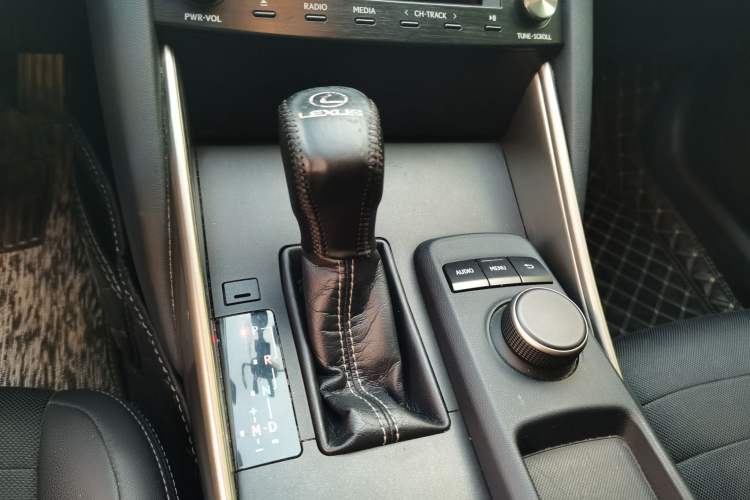 Used Lexus IS 2017 300 Leading Edition Gear Lever