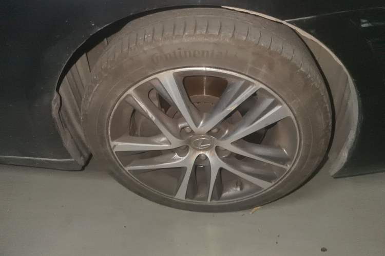 Used Lexus IS 2017 300 F SPORT Edition Right Front Wheel Hub