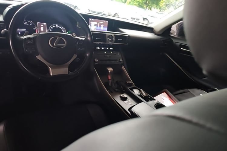 Used Lexus IS 2017 300 Leading Edition Center Console