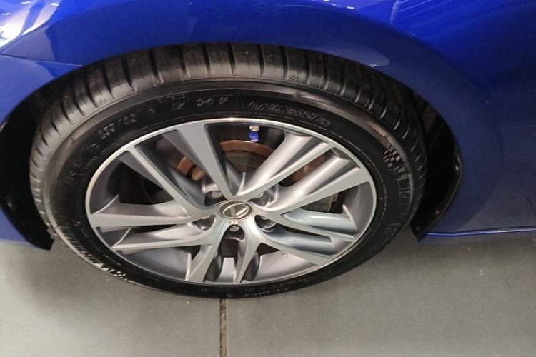 Used Lexus IS 2017 300 F SPORT Edition Left Front Wheel Hub