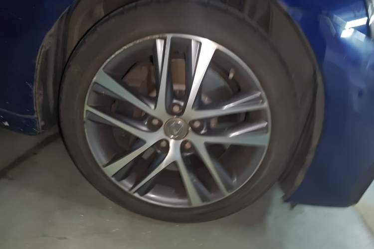 Used Lexus IS 2017 300 F SPORT Edition Right Front Wheel Hub