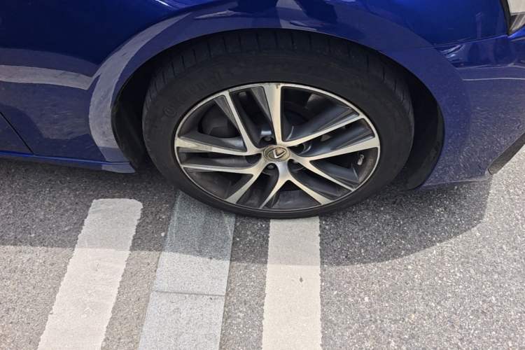 Used Lexus IS 2017 300 F SPORT Edition Right Front Wheel Hub