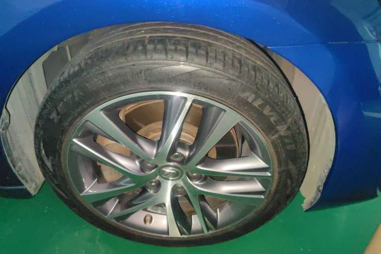 Used Lexus IS 2017 300 F SPORT Edition Right Front Wheel Hub
