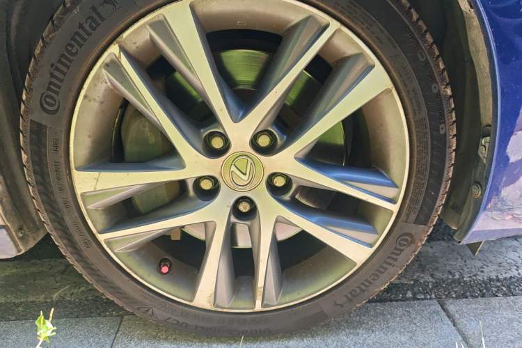 Used Lexus IS 2017 300 F SPORT Edition Right Front Wheel Hub