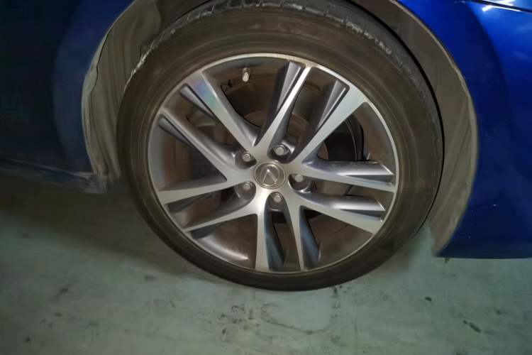 Used Lexus IS 2017 300 F SPORT Edition Right Front Wheel Hub