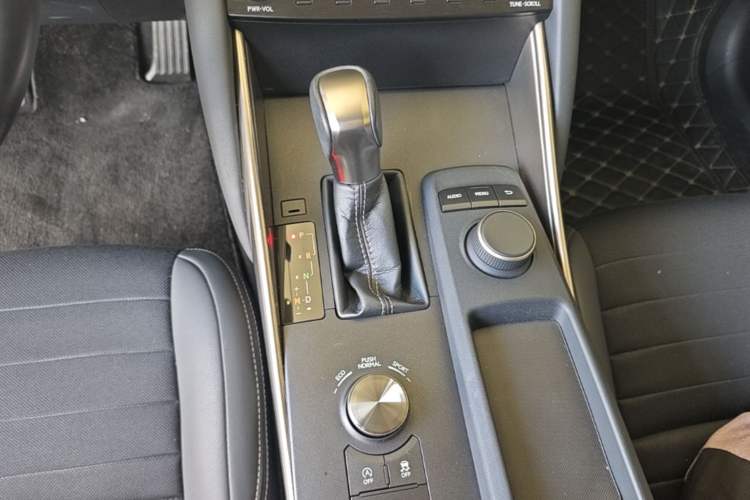 Used Lexus IS 2017 300 Leading Edition Gear Lever