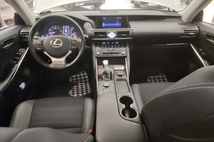 Used Lexus IS 2017 300 Leading Edition Center Console