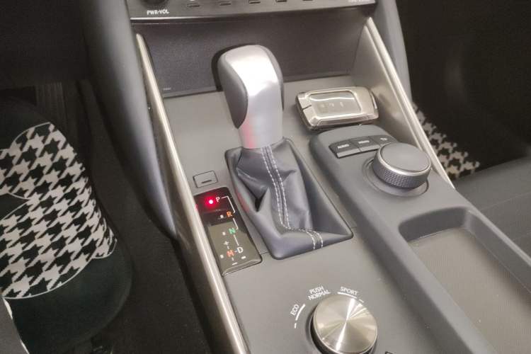 Used Lexus IS 2017 300 Leading Edition Gear Lever